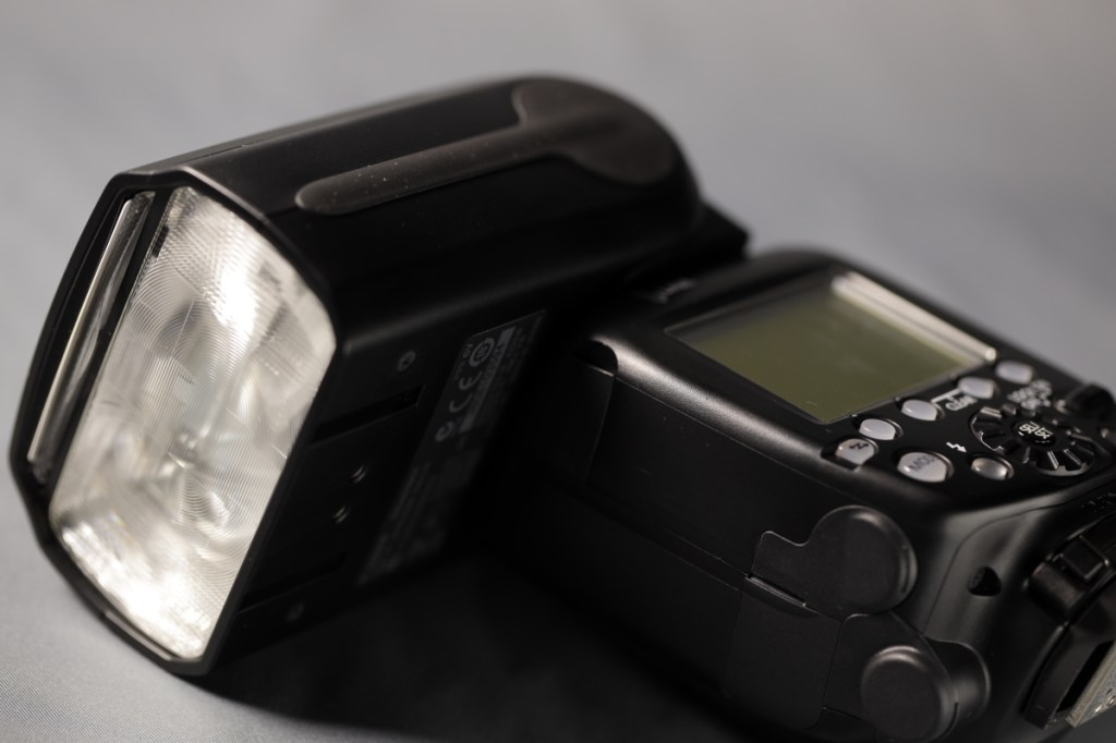 クリップオンストロボの配光分布からみる、メーカー思想とストロボの特性