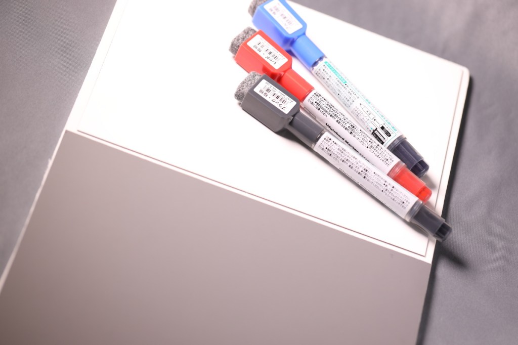 テスト撮影用自作小物、ホワイトボード & グレースケール